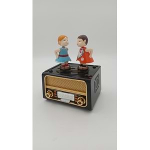 MÜZİK KUTUSU - RADYO - ÖPÜŞEN ÇİFT
