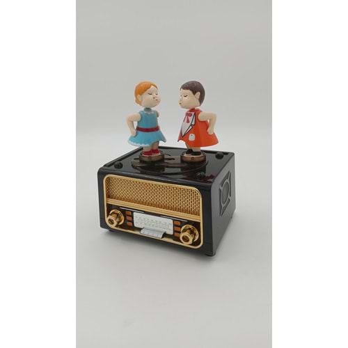 MÜZİK KUTUSU - RADYO - ÖPÜŞEN ÇİFT